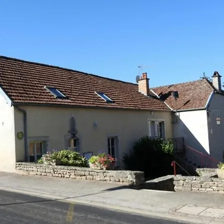 Paisible Avec 2 Et Cour, Au-dessus De La Mairie, Pres De Langres - Fr-1-611-22