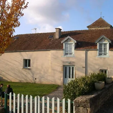 Paisible Avec 2 Et Cour, Au-dessus De La Mairie, Pres De Langres - Fr-1-611-22