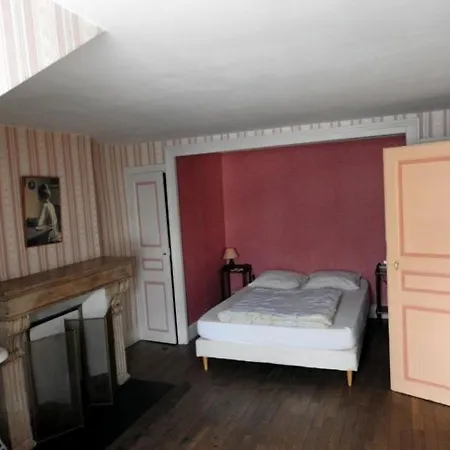 Paisible Avec 2 Et Cour, Au-dessus De La Mairie, Pres De Langres - Fr-1-611-22 Perrancey