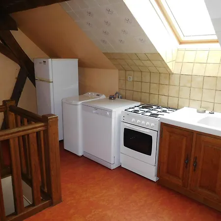 Paisible Avec 2 Et Cour, Au-dessus De La Mairie, Pres De Langres - Fr-1-611-22 Perrancey