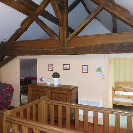 Paisible Avec 2 Et Cour, Au-dessus De La Mairie, Pres De Langres - Fr-1-611-22 * Perrancey