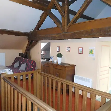 Paisible Avec 2 Et Cour, Au-dessus De La Mairie, Pres De Langres - Fr-1-611-22 *