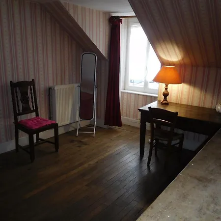 Paisible Avec 2 Et Cour, Au-dessus De La Mairie, Pres De Langres - Fr-1-611-22 *